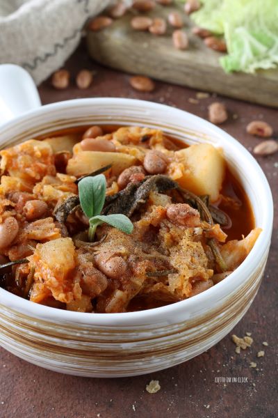 sirva a sopa de couve com fatias de pão torrado