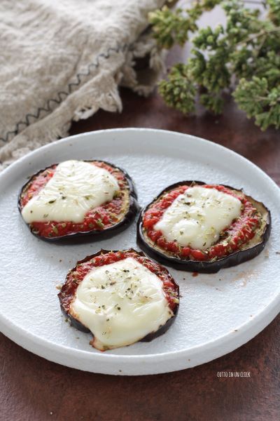 sirva as mini pizzas quentes e suculentas