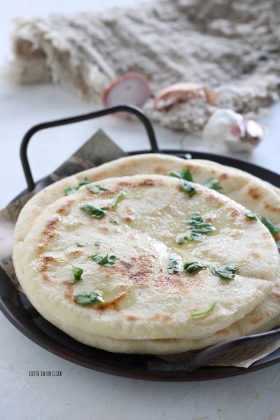 sirva o pão naan com ghee derretido ou manteiga clarificada