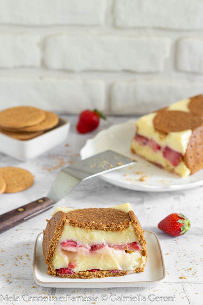 sobremesa com biscoitos secos, creme e morangos