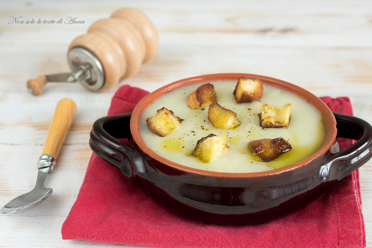 Sopa cremosa de alho-poró e batatas com croutons