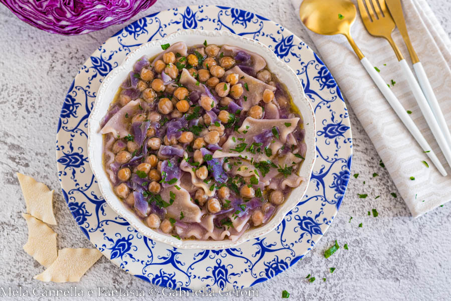 Sopa de repolho roxo com grão-de-bico e lagane