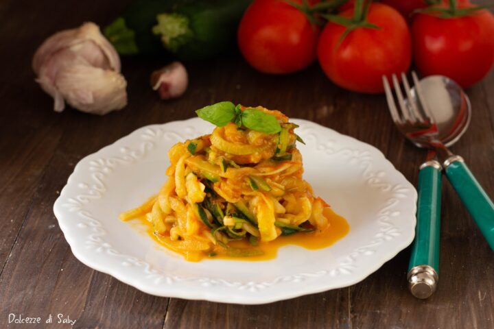 Spaghetti de abobrinha ao molho de tomate