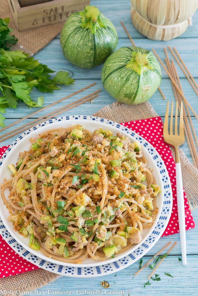 spaghetti integrais com atum e abobrinha