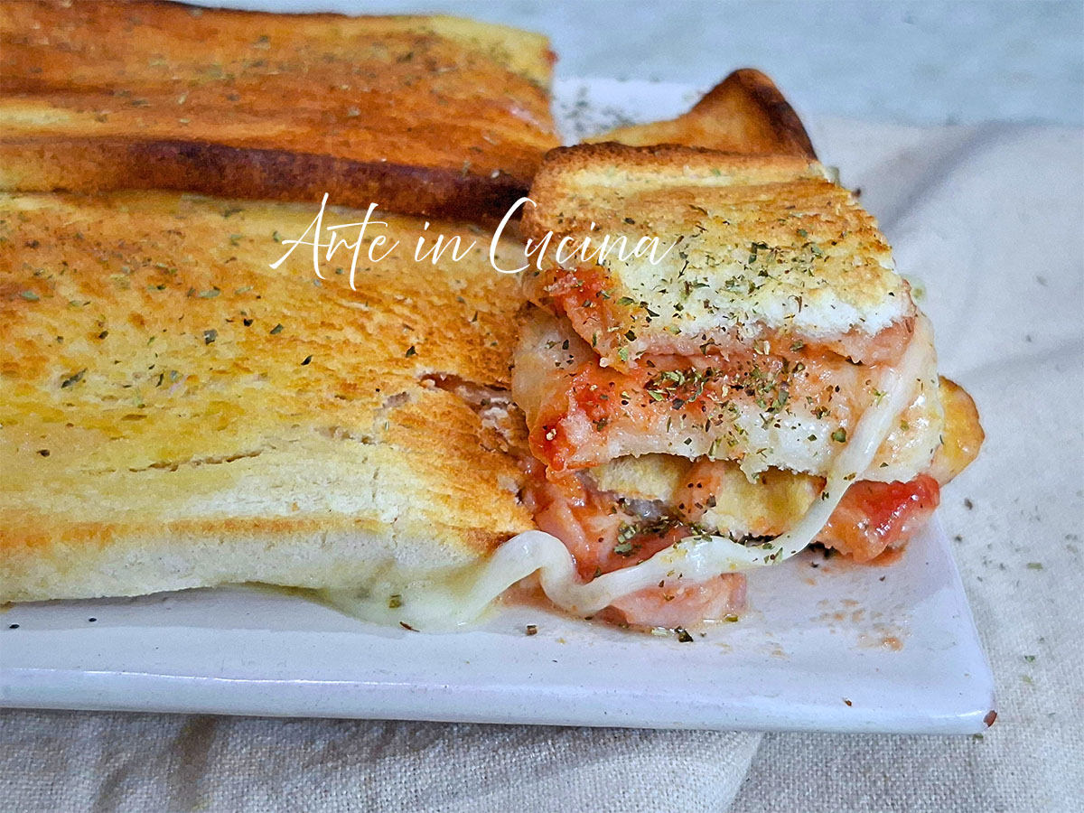 TABULEIRO de PÃO de FORMA BACON e provolone