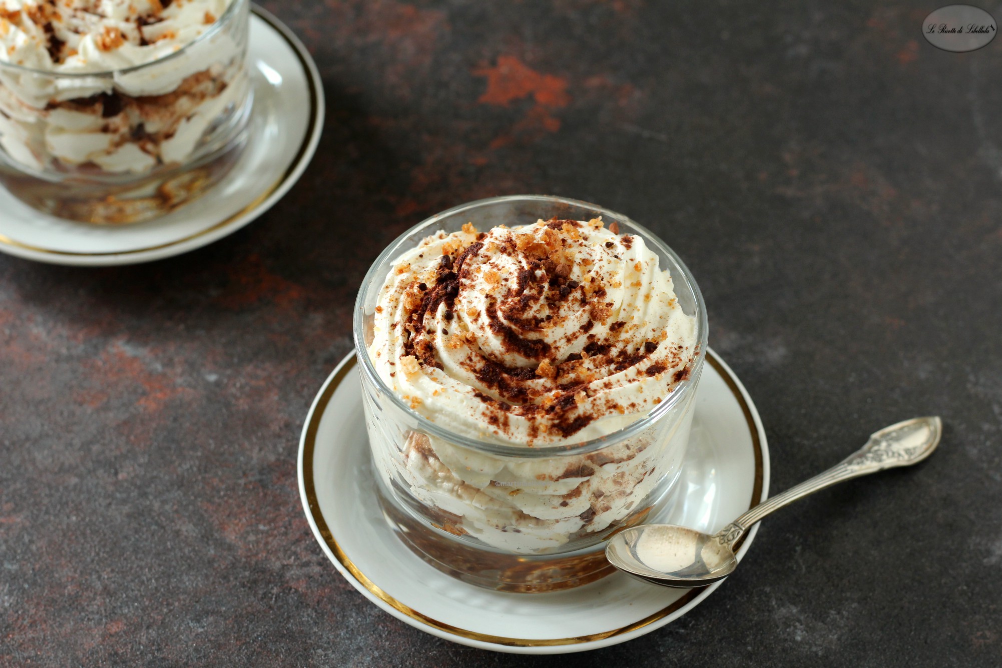 Taça com biscoitos amaretti e creme de mascarpone