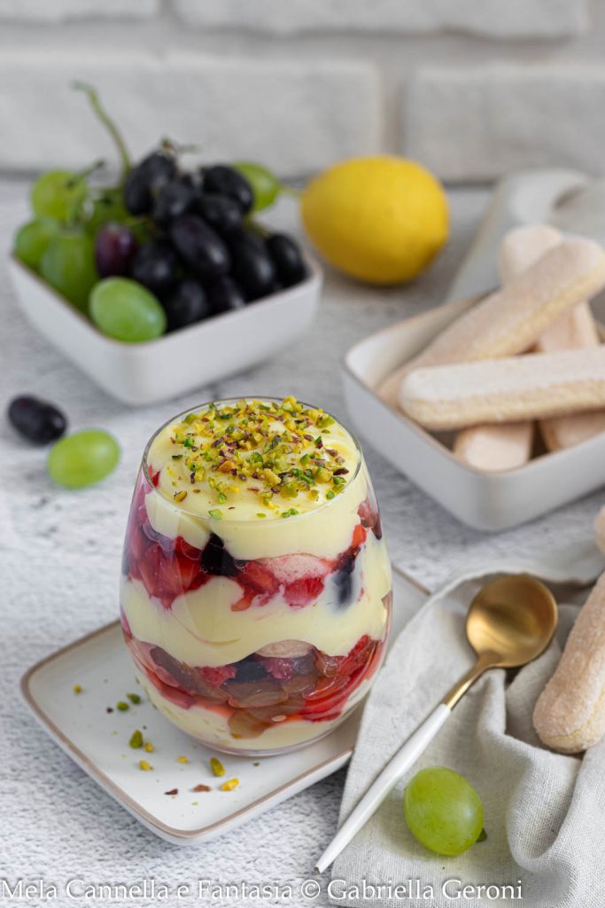 taça de frutas com creme