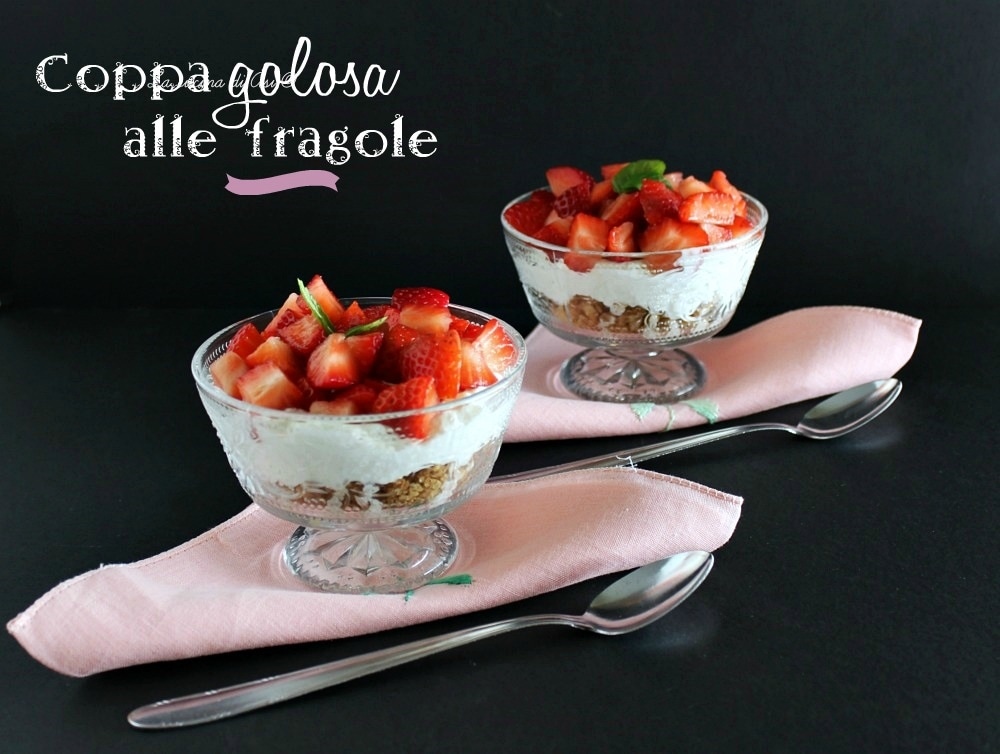 taça deliciosa de morangos e streusel