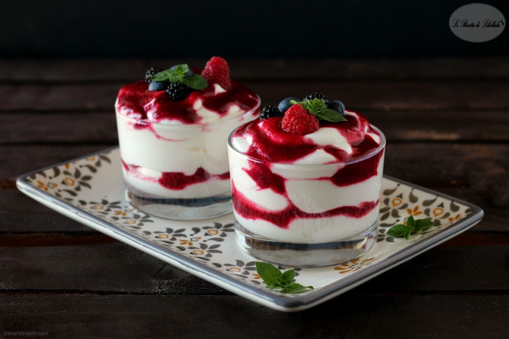 Taças de iogurte e frutas vermelhas