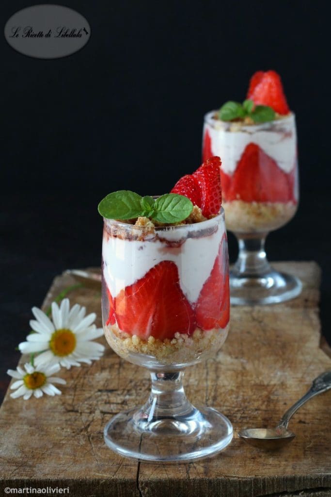 Taça de mascarpone e iogurte com morangos e cerejas