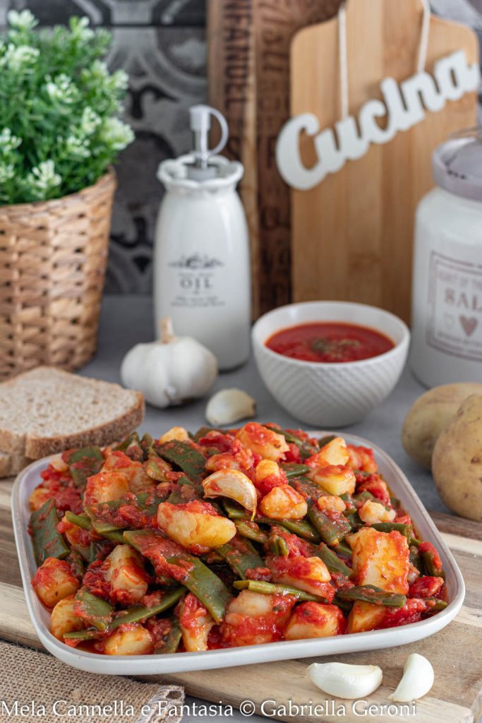 taccole com tomate e batatas na frigideira