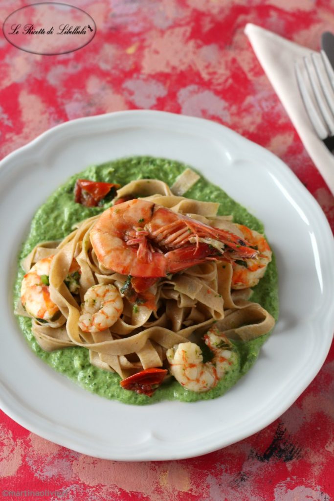 Tagliatelle de castanhas com camarões e folhas de nabo