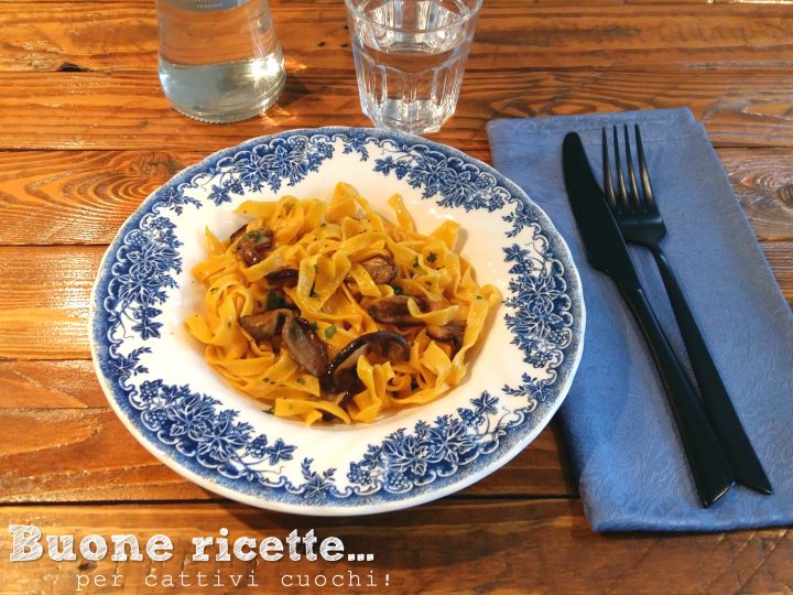 tagliatelle com cogumelos porcini
