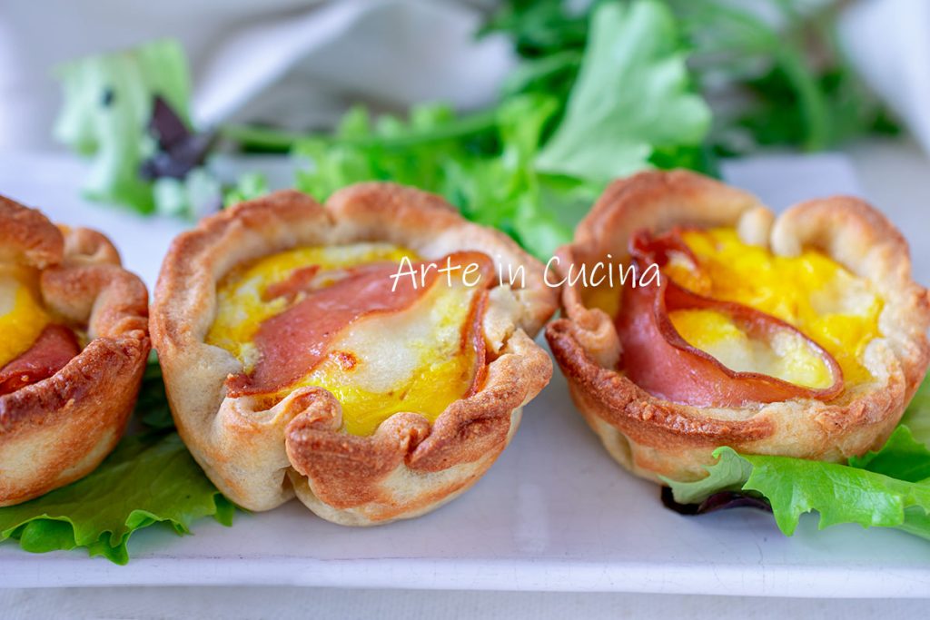 Tartellette salgadas recheadas com mortadela