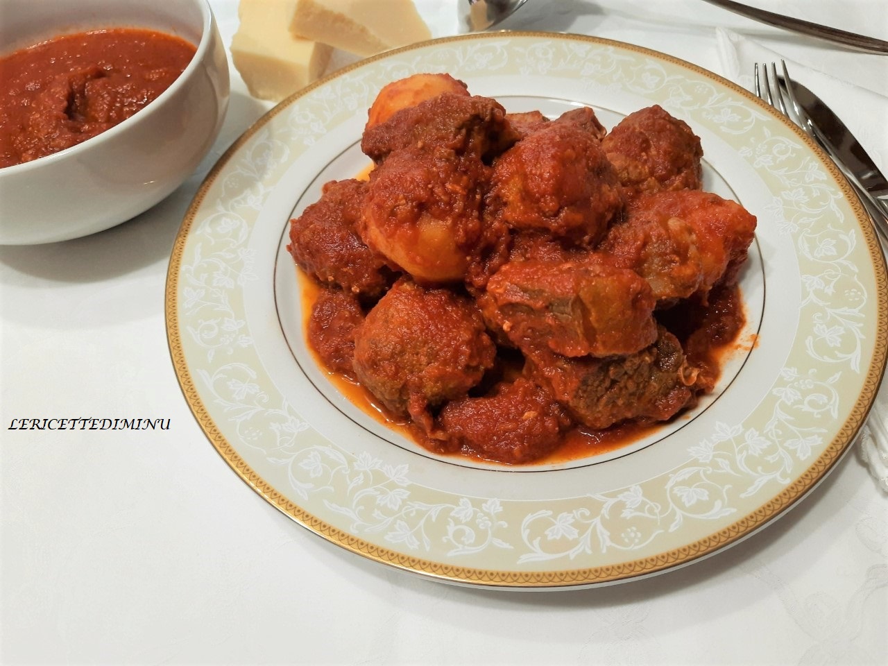 Molho de carne com almôndegas e batatas à siciliana