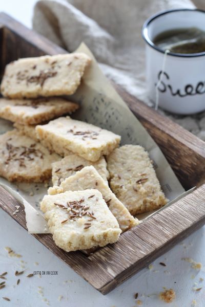 tire os biscoitos indianos do forno, deixe-os esfriar e sirva