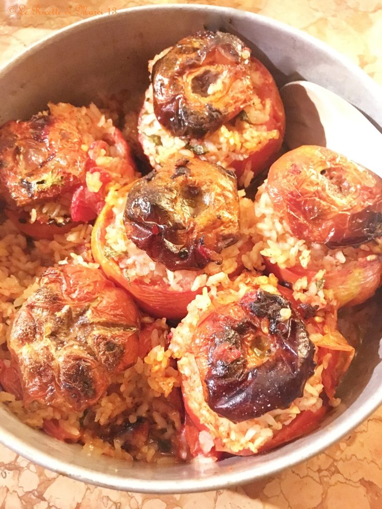 Tomates recheados de arroz de verão