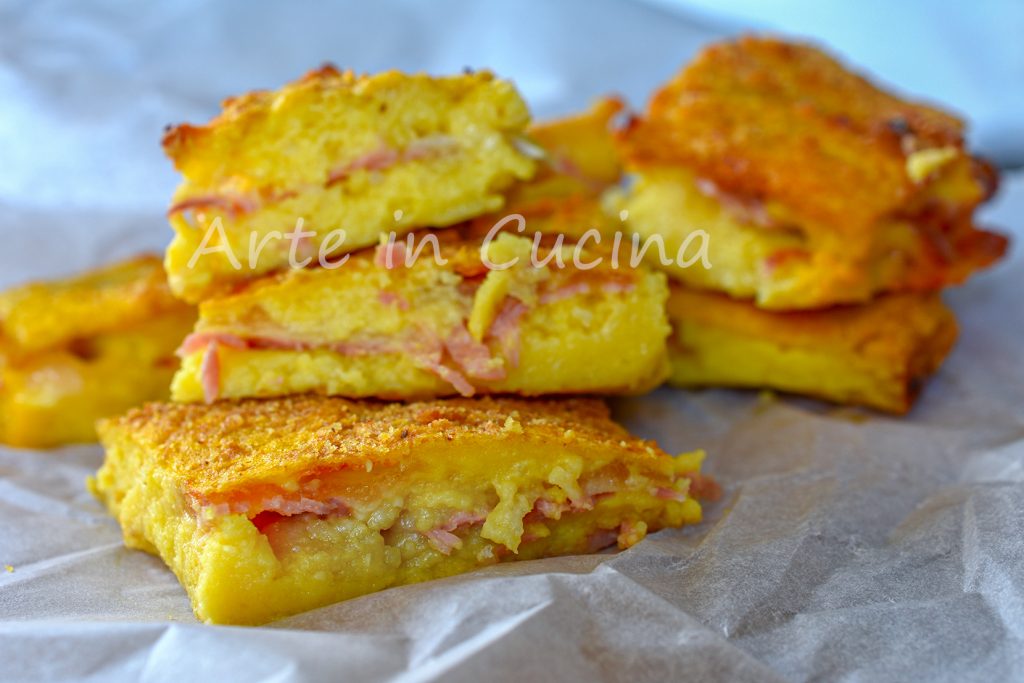 Torta de batata amassada com presunto no forno
