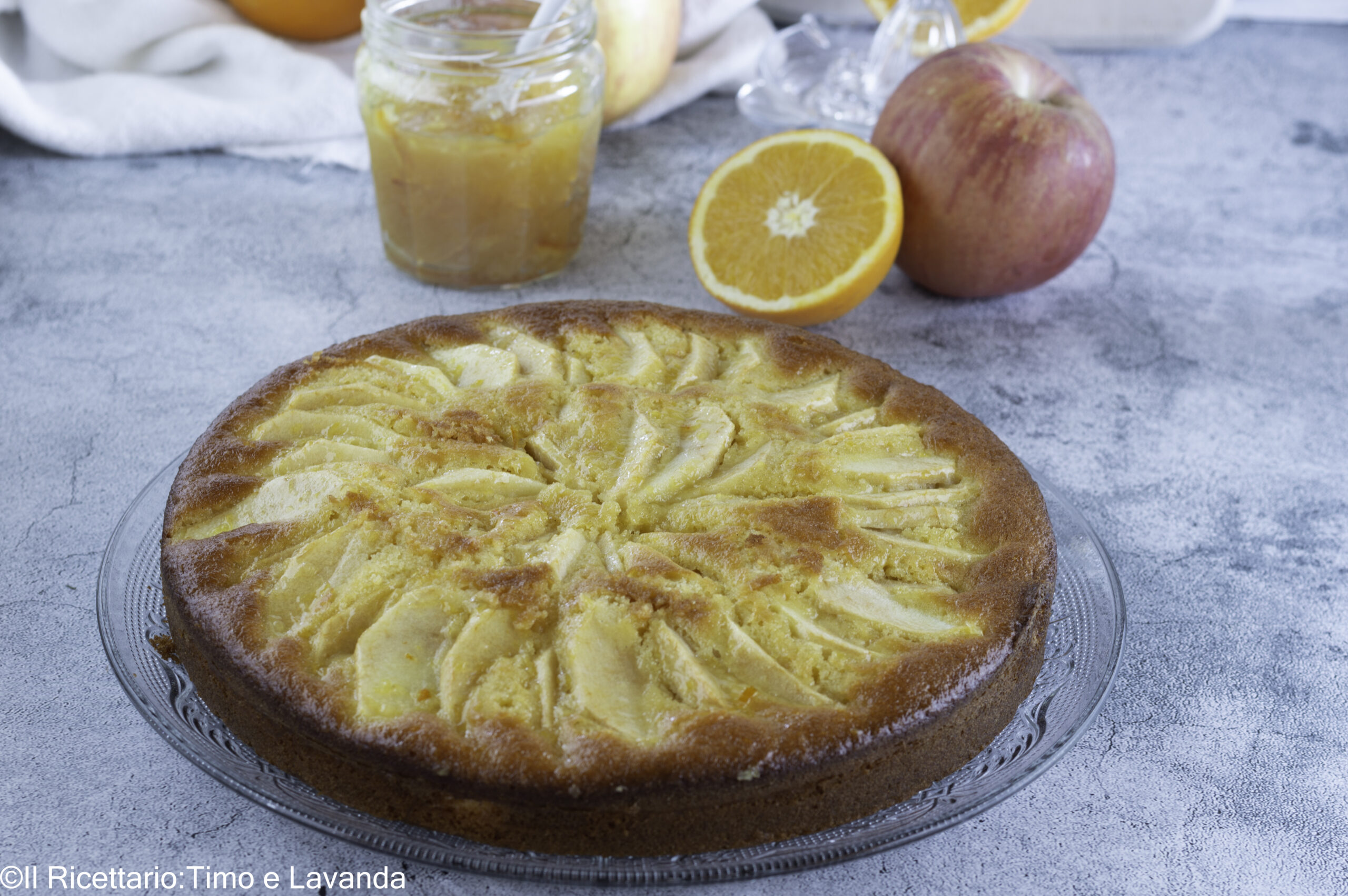 Bolo de maçã e suco de laranja