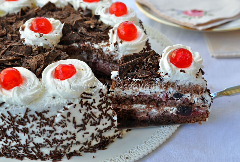 Torta floresta negra às morangos e cerejas foto passo a passo receita vickyart arte na cozinha