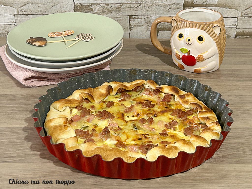 Torta salgada com salsicha, abobrinha e queijo emmental na forma de 26 cm, recém-saída do forno