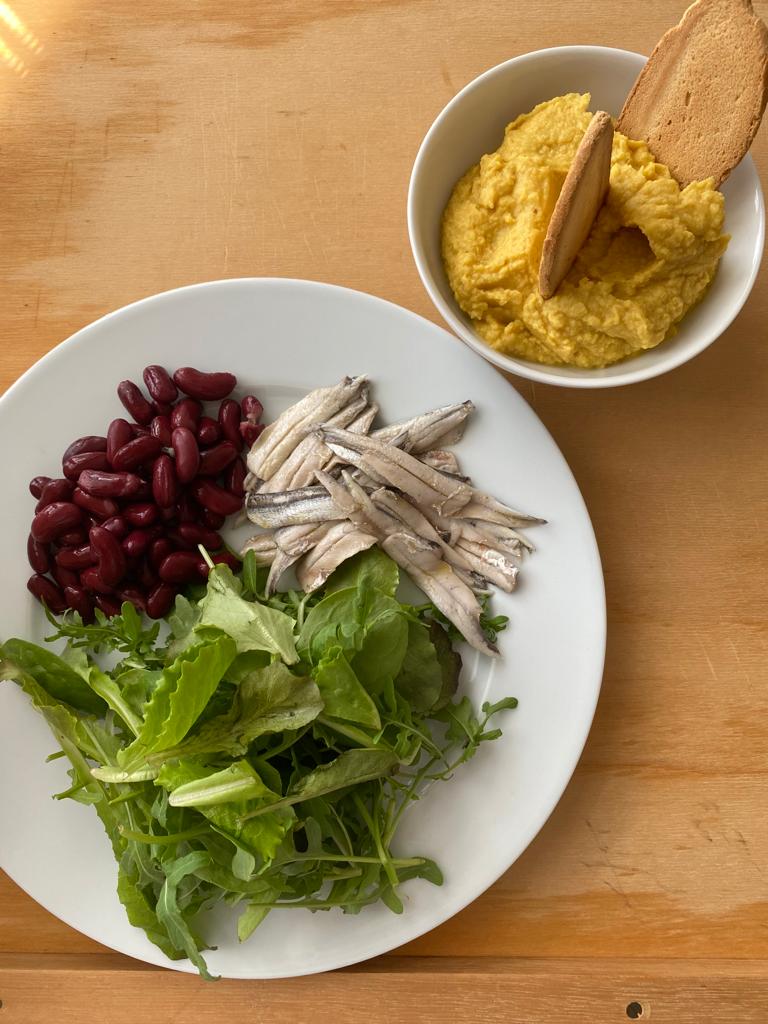 Salada com feijão vermelho, anchovas marinadas e hummus
