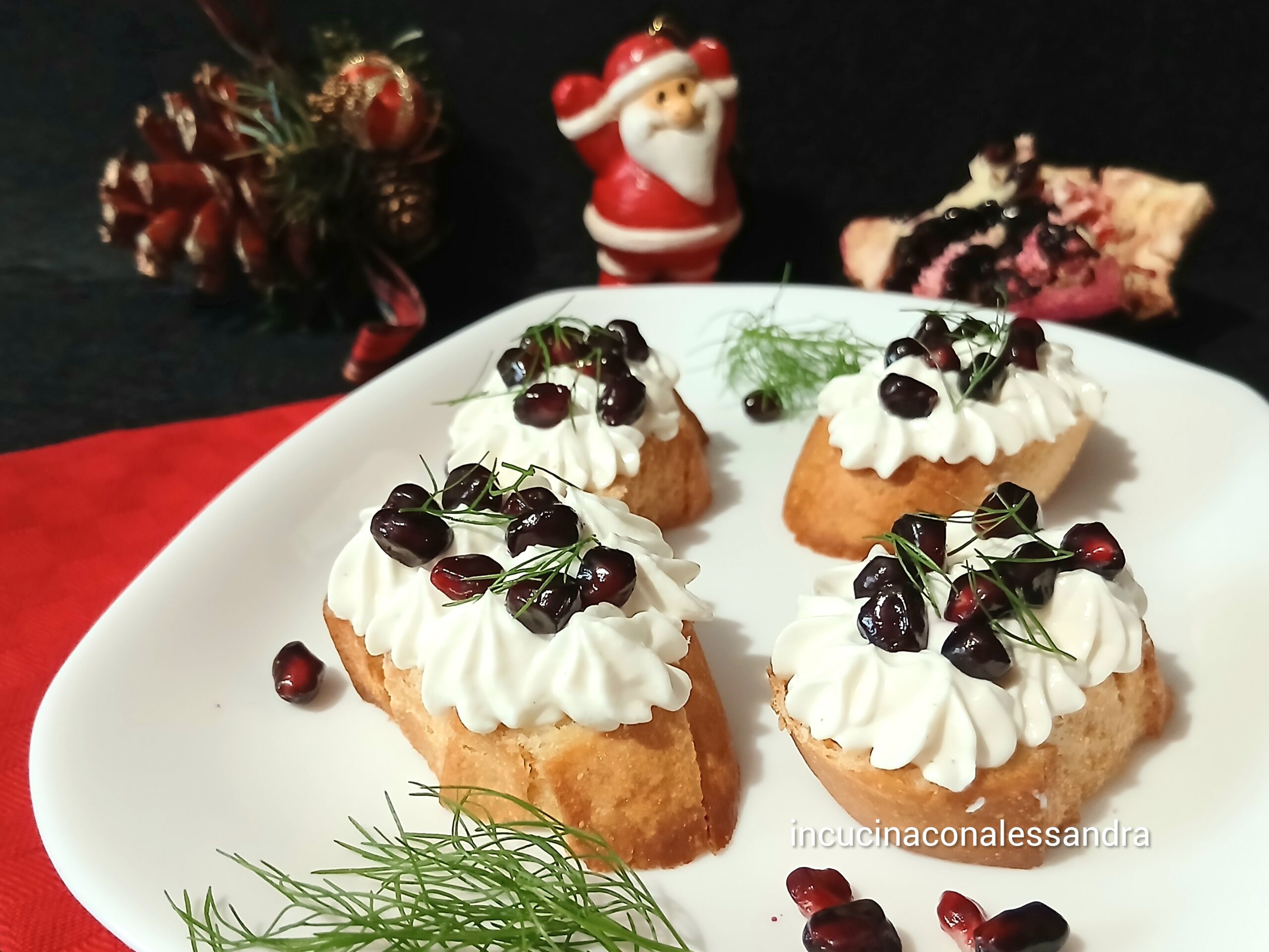 Crostini de Natal com ricota e romã
