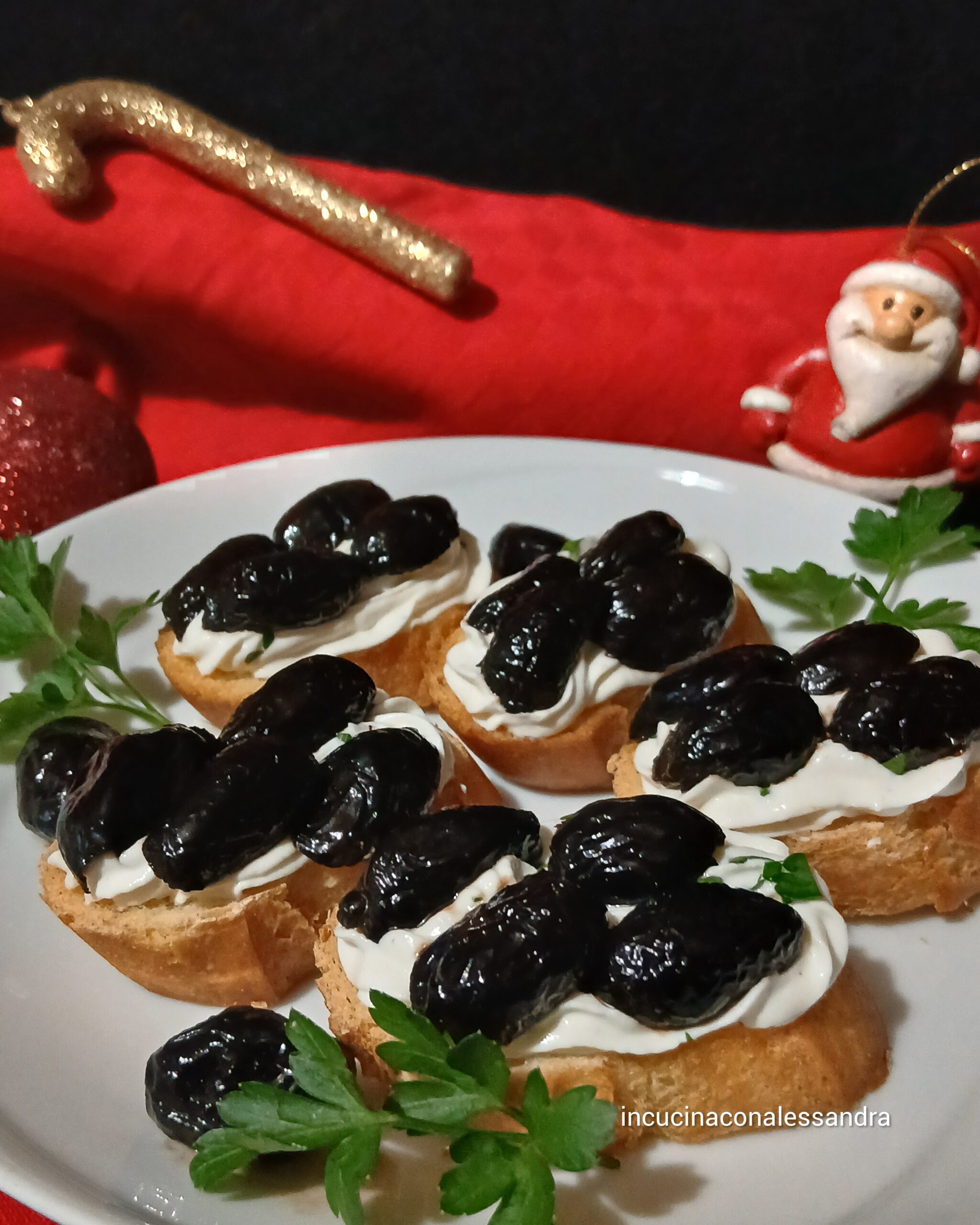 Crostini com queijo cremoso e azeitonas pretas