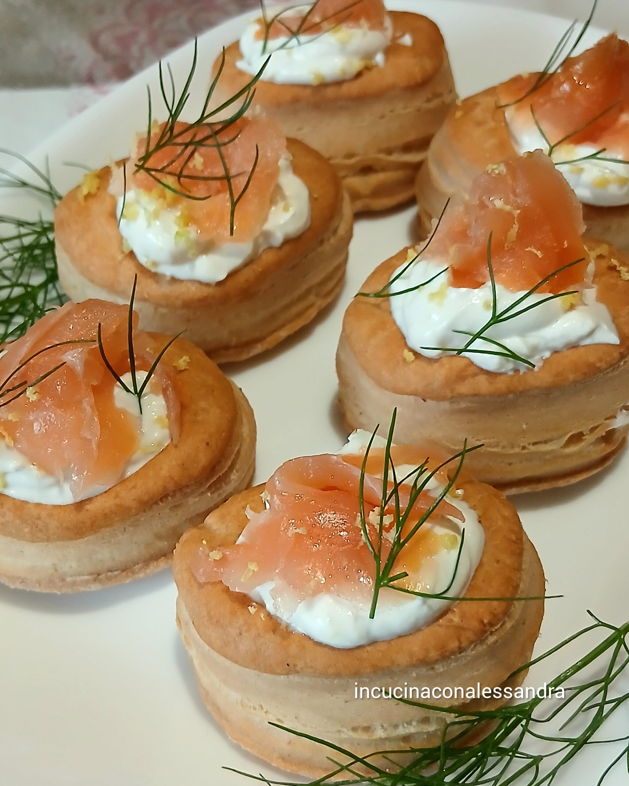 Vol-au-vent com creme de ricota, salmão e limão