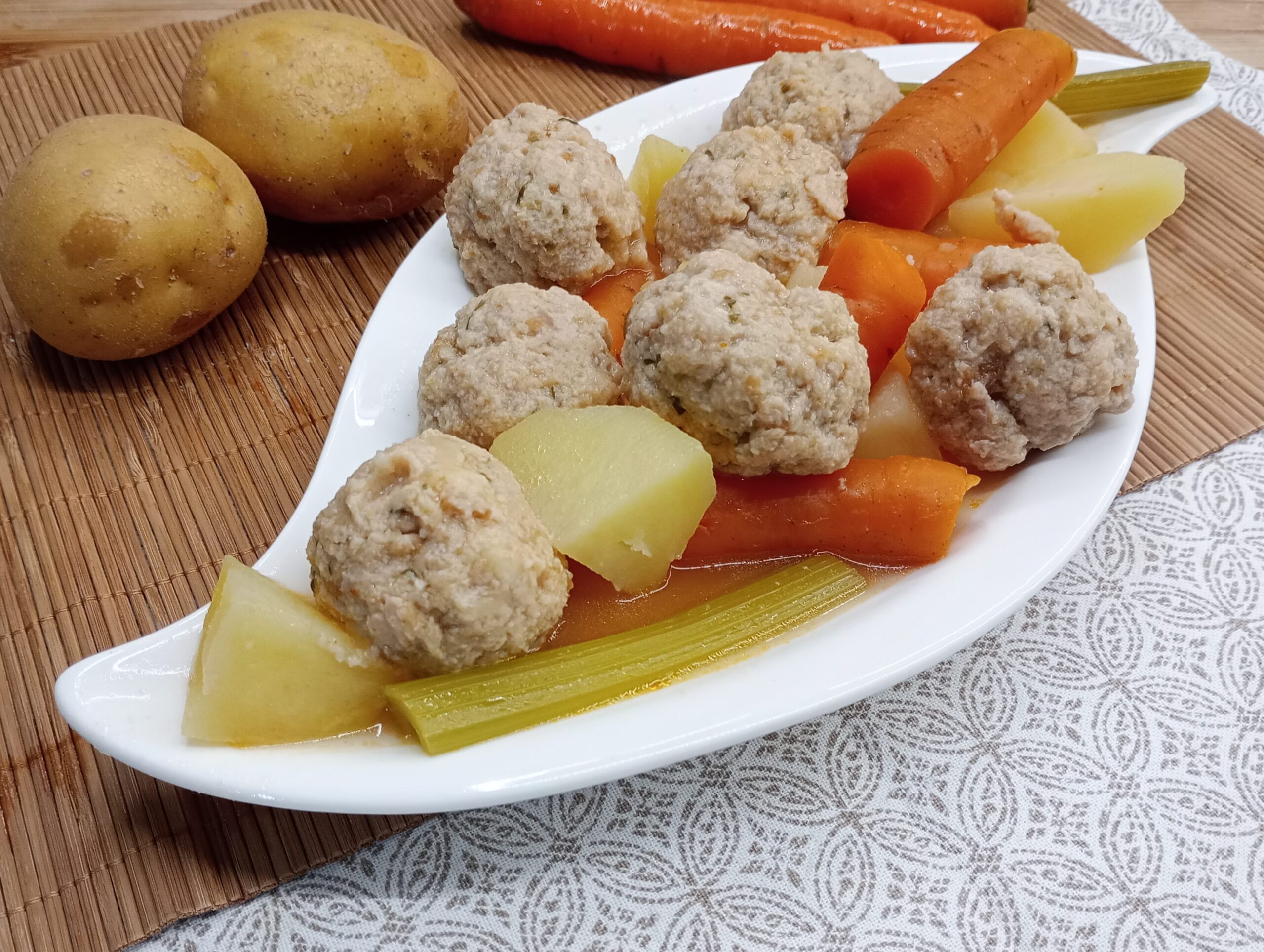 Almôndegas cozidas sem ovos