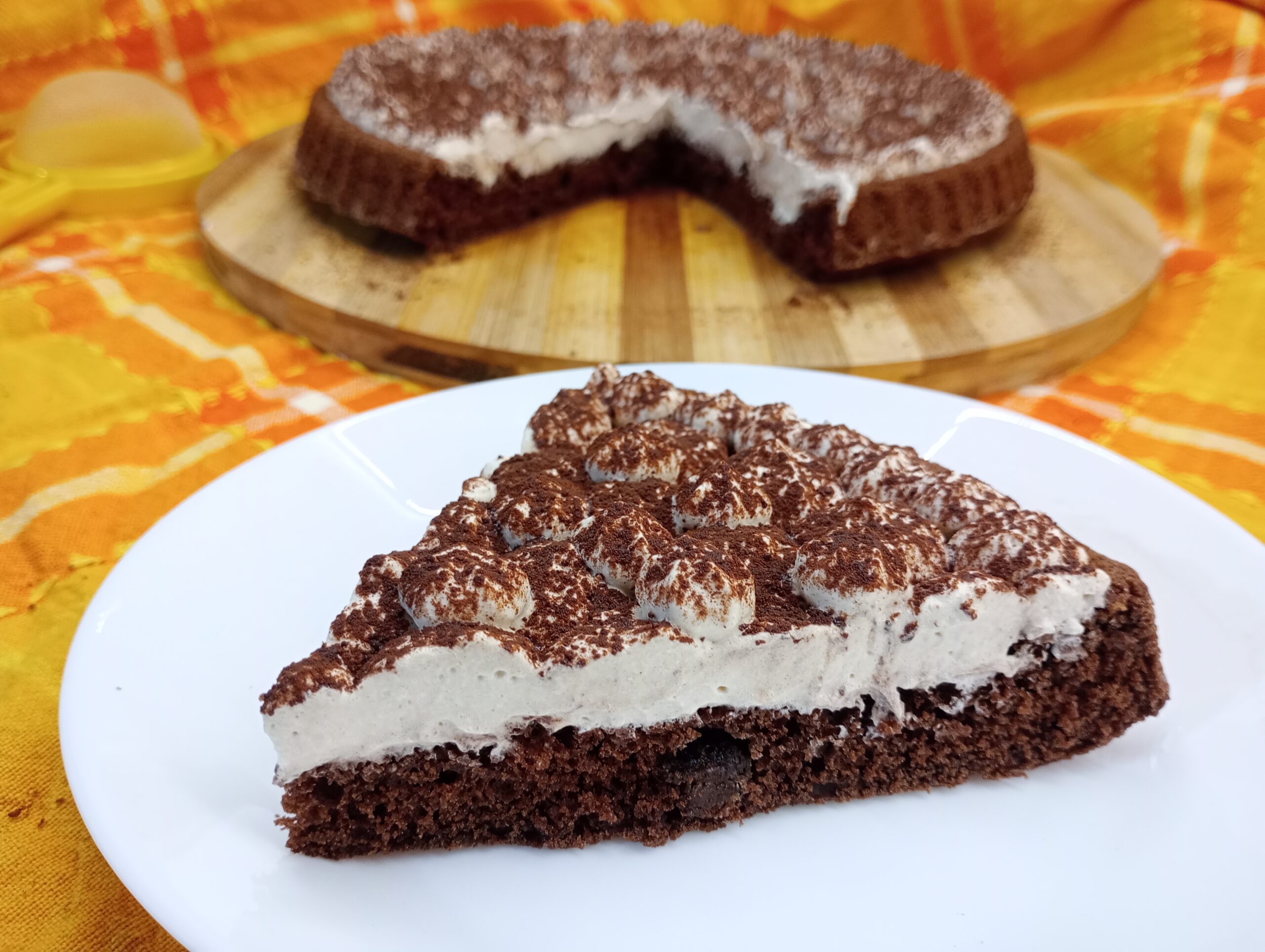 Torta macia com chantilly e café