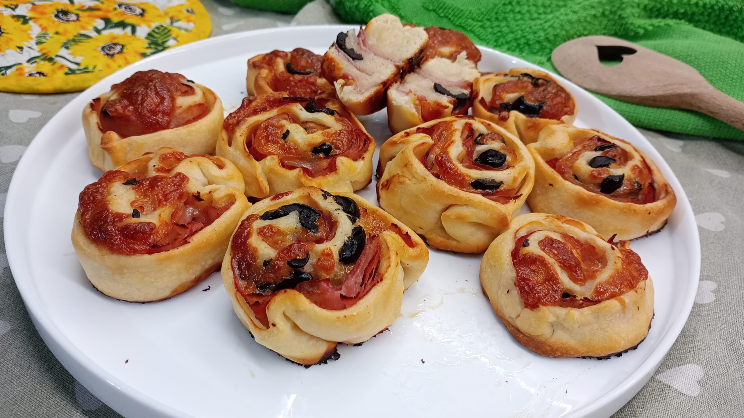 Rolinhos salgados com presunto e mozzarella