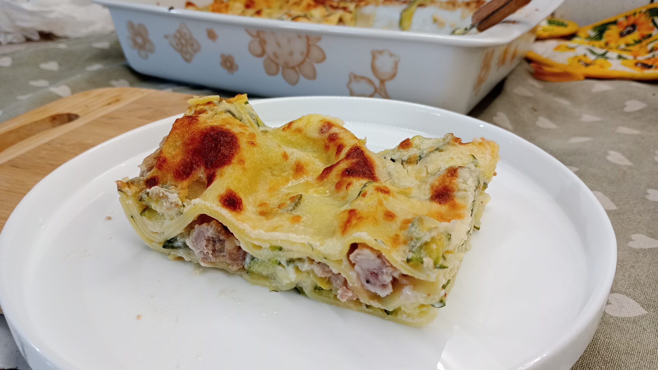 Lasanha branca com abobrinha e linguiça