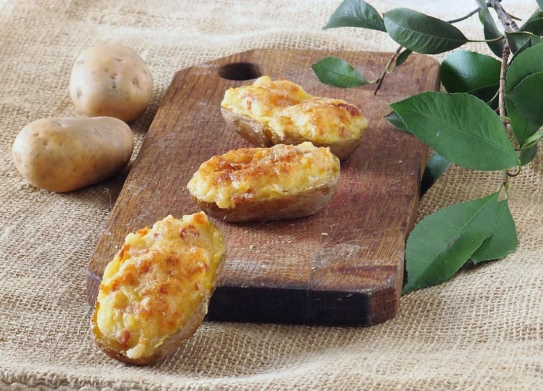 Batatas recheadas com mussarela e bacon