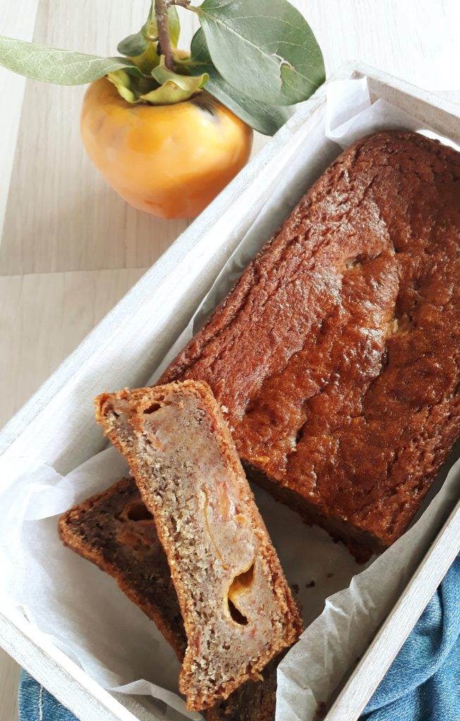 Bolo de caqui sem lactose dentro de uma forma de madeira