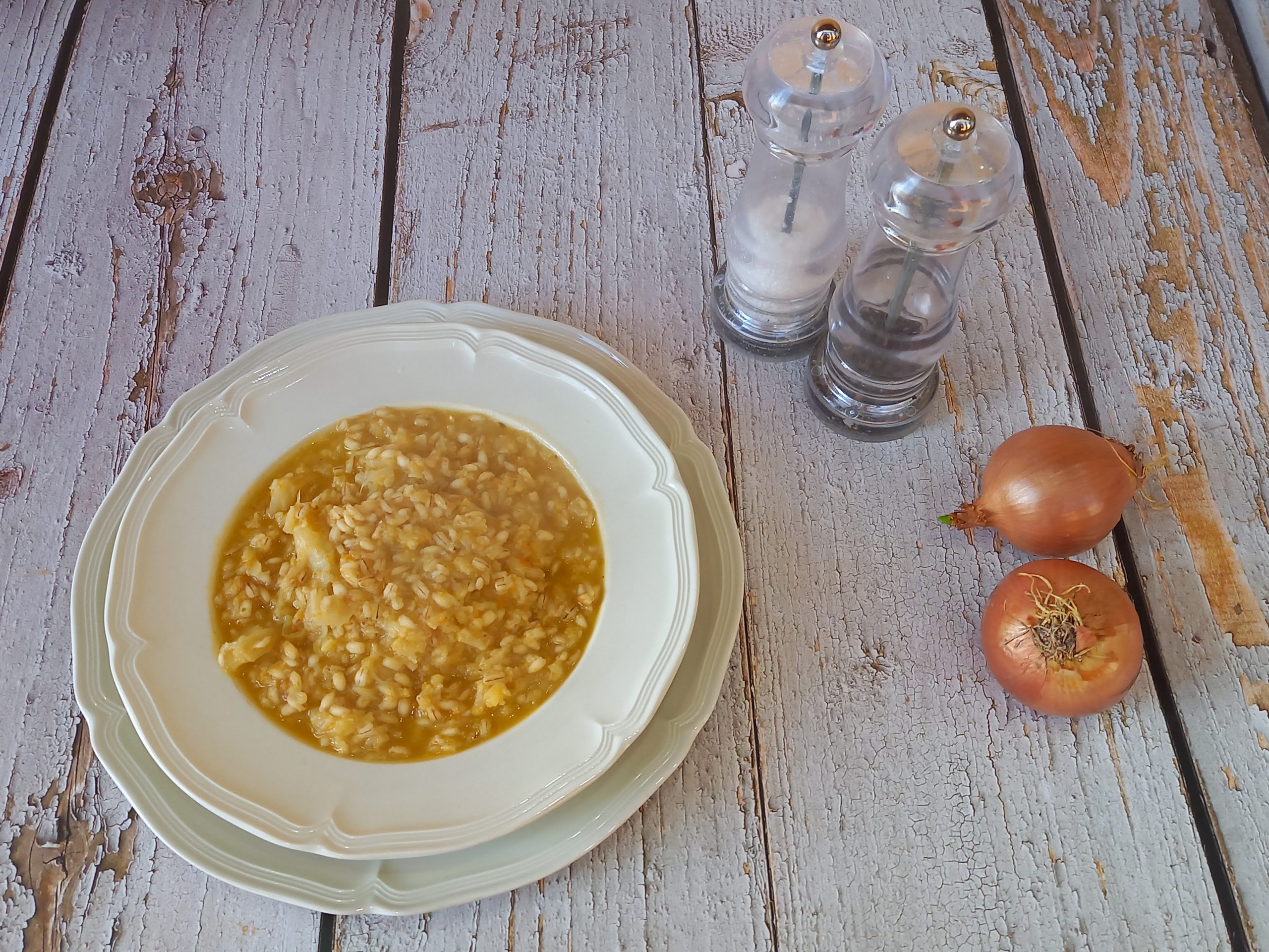 Cevada com couve-flor e caldo de legumes