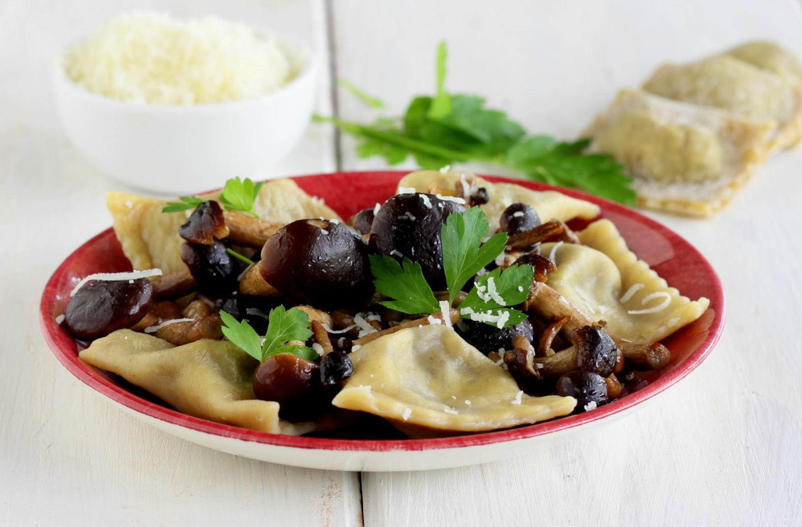 Agnolotti com molho de cogumelos