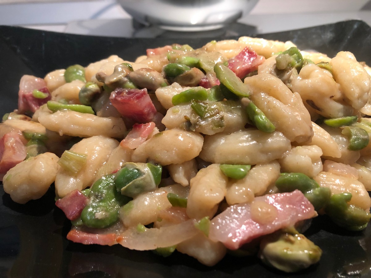 Cavatelli com guanciale e favas