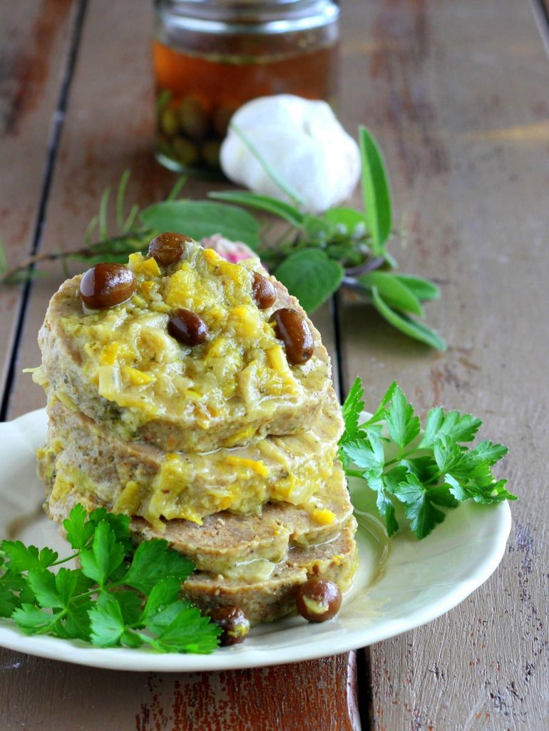 Rocambole de carne com alho-poró e azeitonas