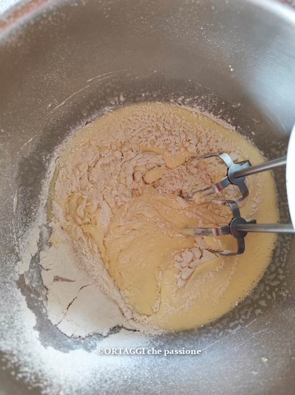 incorporar a farinha suavemente com as batedeiras elétricas