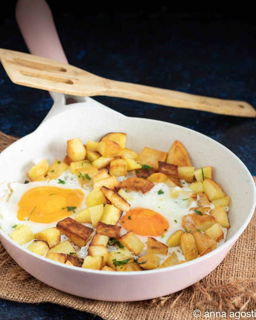 batatas crocantes na frigideira com ovos