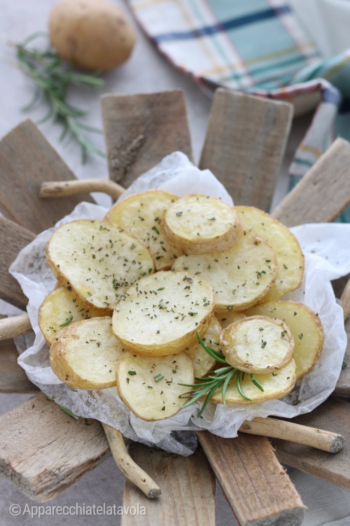 Batatas novas fritas com casca