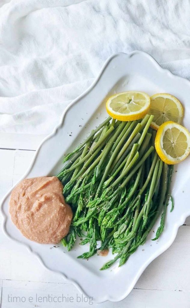 Brotos de pungitopo com hummus