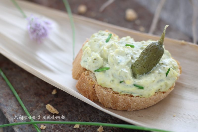 CROSTINI COM MOLHO TÁRTARO