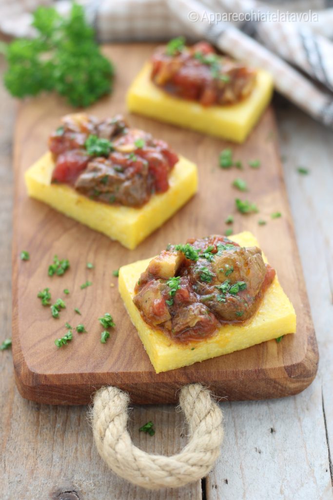 Crostini de polenta com cogumelos