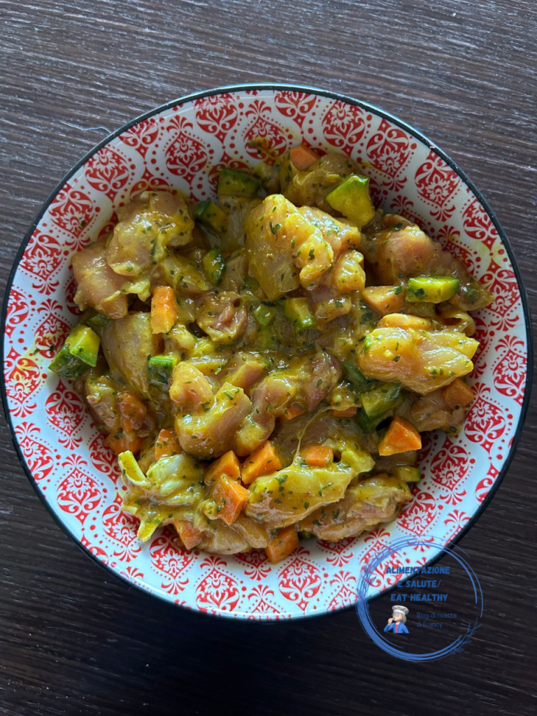 Frango ao curry posto para marinar