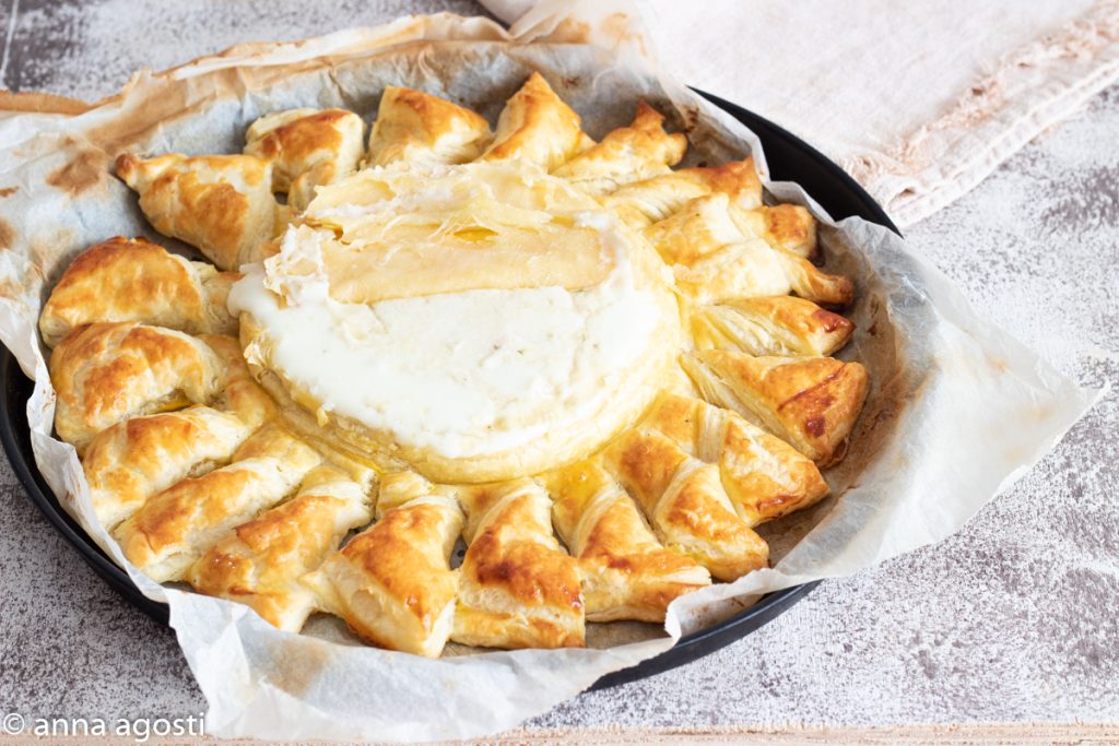 Torta salgada girassol com massa folhada e coração de Camembert derretido recém saído do forno