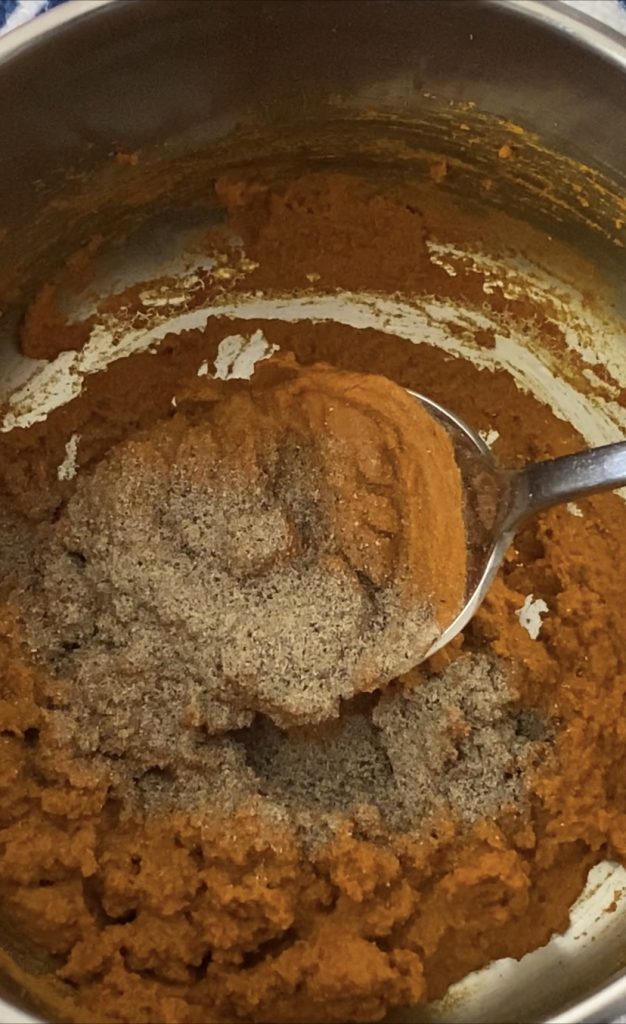 Preparação do Golden Milk ou Leite dourado, a receita original