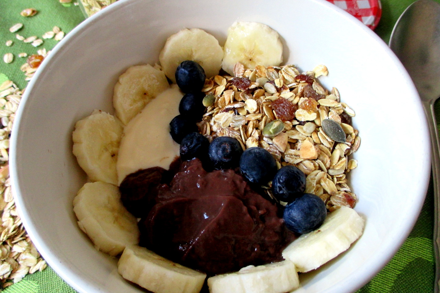 Granola com iogurte e molho de chocolate