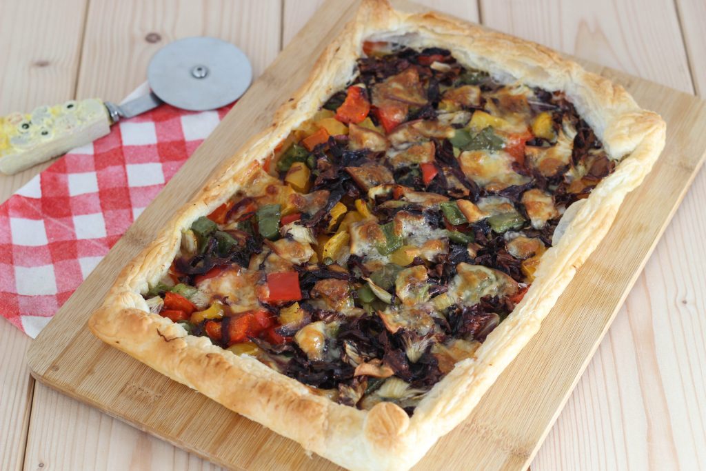 torta salgada de massa folhada com pimentões, cebola e scamorza